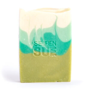 Seife mit Gänseblümchensud, mit Schafmilch, mit frischer Aloe Vera, Dunkelgrün mit 2 verschiedenen Türkistönen und Weiß, teilweise geswirlt, sehr reichhaltig plegend, SeifenSUE Logo in die Mitte gestempelt, von vorne