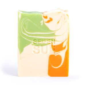 Seife mit weiss-grün-orangefarbenen Muster Swirl, Mit Logo eingestempelt in der Mitte, von vorne