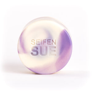 Runde Weise, weiß und Lila in Gussmarmorierung, zylindrisch, Rosmarin und Lavendel, Haarseife, SeifenSUE Logo in die Mitte gestempelt, von vorne