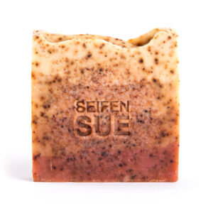 Seife mit Hagebuttenpeeling, Hagebutten und Löwenzahn, Mandelmilch, Hagebuttenpulver als Peeling, Rot bis Creme weiß geschichtet, stark peelend, SeifenSUE Logo in die Mitte gestempelt, von vorne