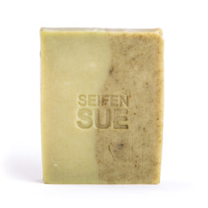 Seife mit Hanföl und Brennnesseln, halb Dunkelgrün und halb Dunkelgrün mit getrockneten Brennnesselblätterpulver, sehr plegend, SeifenSUE Logo in die Mitte gestempelt, von vorne