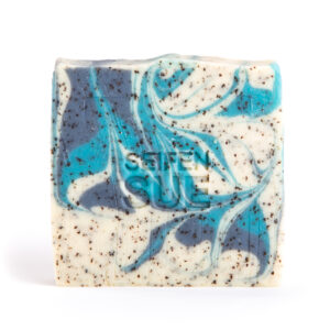 Seife mit Mohn und Sojamilch, Mohn als Peeling, weiß mit 2 verschiedenen Blautönen, geswirlt, sehr pflegend, SeifenSUE Logo in der Mitte hinein gestempelt, von vorne