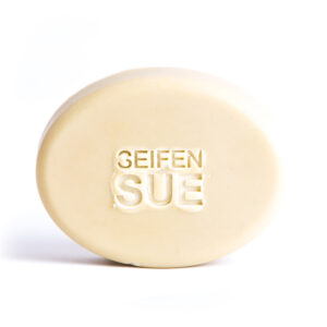 Ovale Seife, naturgrün hell, Soleseife mit Vogelmiere und Mineralerde, Gesichtsseife, Logo in die Mitte gestempelt, von vorne