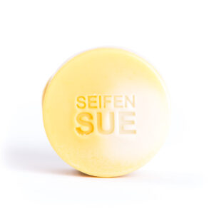 Runde Weise, weiß und Gelb in Gussmarmorierung, zylindrisch, Hopfen und Schafgarbe, Haarseife, SeifenSUE Logo in die Mitte gestempelt, von vorne