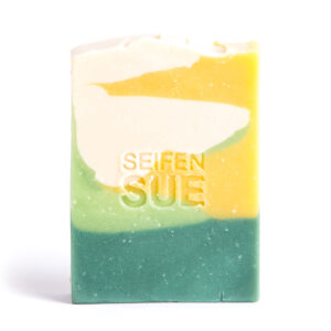 Seife mit Rosmarin und Honig, Dunkelgrün mit Hellgrün, Gelb und Weiss in unregelmäßigen Schichten, sehr pflegend, SeifenSUE Logo in die Mitte gestempelt, von vorne