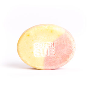 Salzseife mit Rose und Lavendel, ovale Seife, halb Naturweiß und halb Rosa, Salzkristalle an der Oberfläche sichtbar, SiefenSUE Logo in die Mitte gestempelt, von vorne